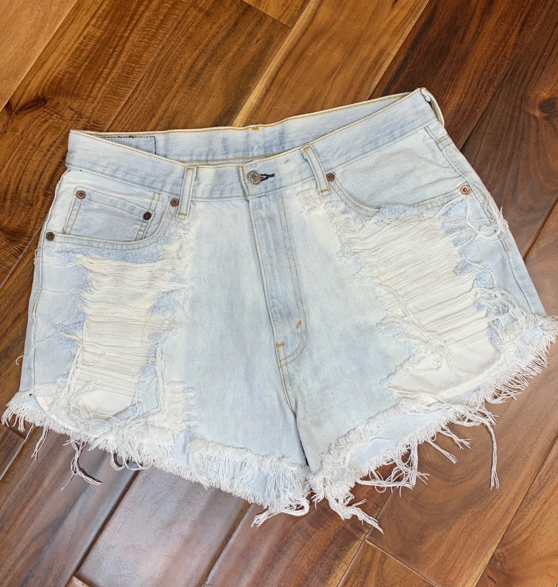 Very Light High Waisted Vintage 550 Levis Shorts Size 34